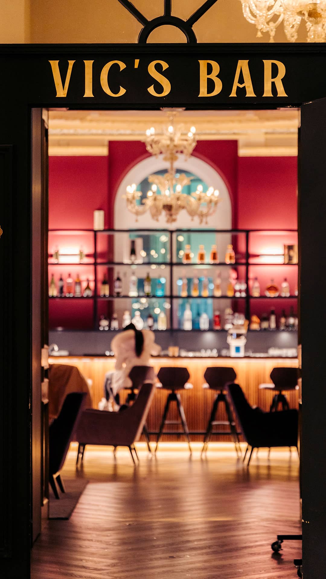 Lassen Sie den Abend in VIC’S BAR mit einem Signature Cocktail oder einem ausgewählten Wein ausklingen.