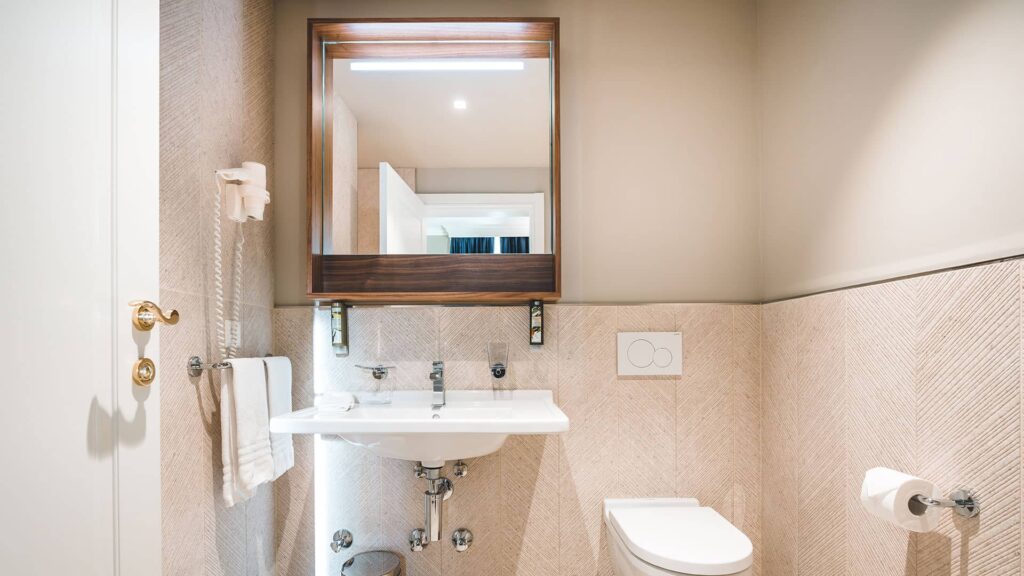 Erleben Sie die unaufdringlich royale Atmosphäre: Wohnraum mit Récamière, und begehbarem Kleiderschrank, elegantes Schlafzimmer und durchdachte Ambientebeleuchtung.