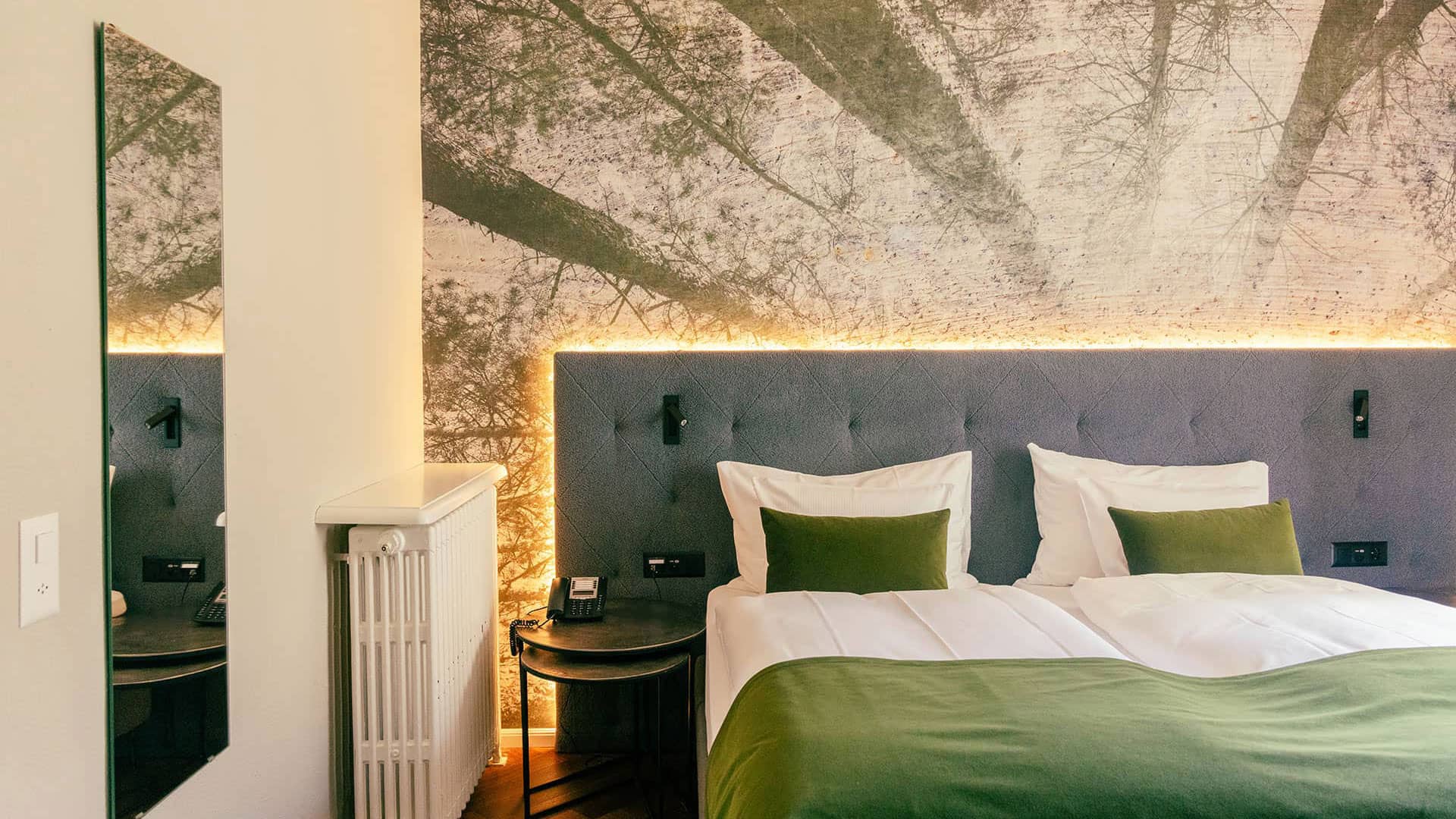 Erleben Sie die unaufdringlich royale Atmosphäre: Wohnraum mit Récamière, und begehbarem Kleiderschrank, elegantes Schlafzimmer und durchdachte Ambientebeleuchtung.