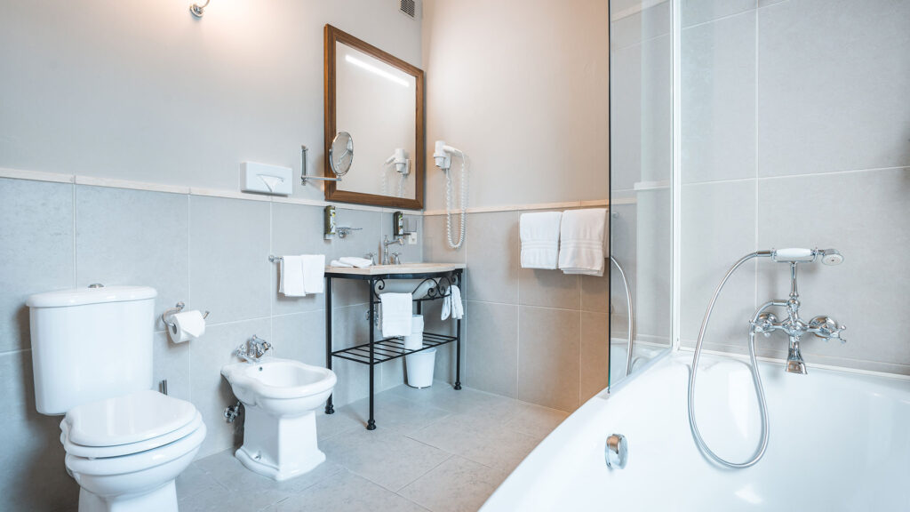 Ihre elegante Auszeit: Erleben Sie dekorativen Jugendstil und durchdachte Annehmlichkeiten.