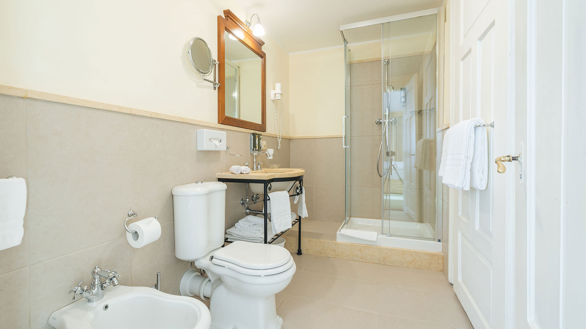 Ihre elegante Auszeit: Erleben Sie dekorativen Jugendstil und durchdachte Annehmlichkeiten.