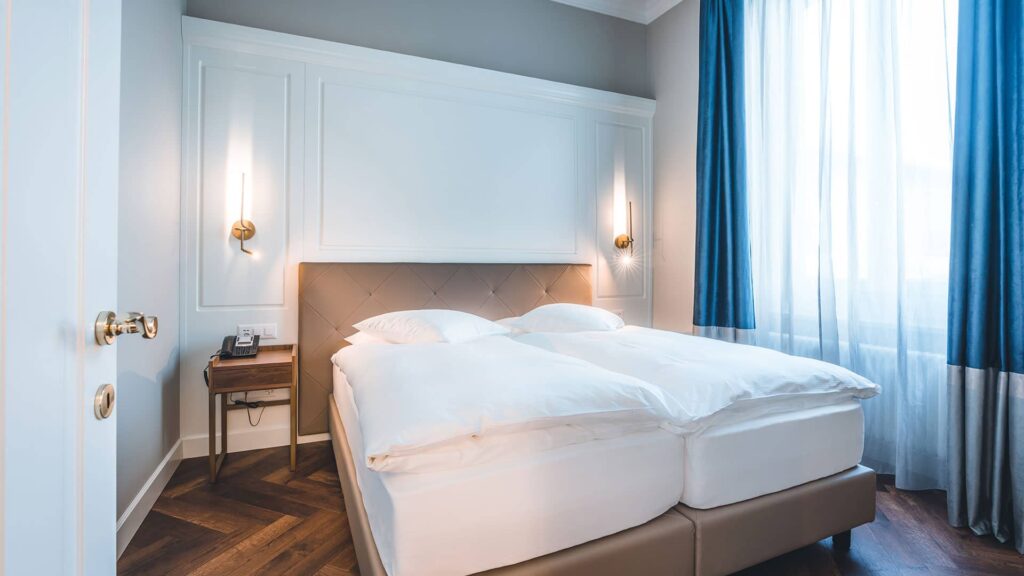 Ein zeitloses Schmuckstück in zwei Varianten: grosser Raum mit Bad oder ein Schlafzimmer mit Wohnraum und Dusche.