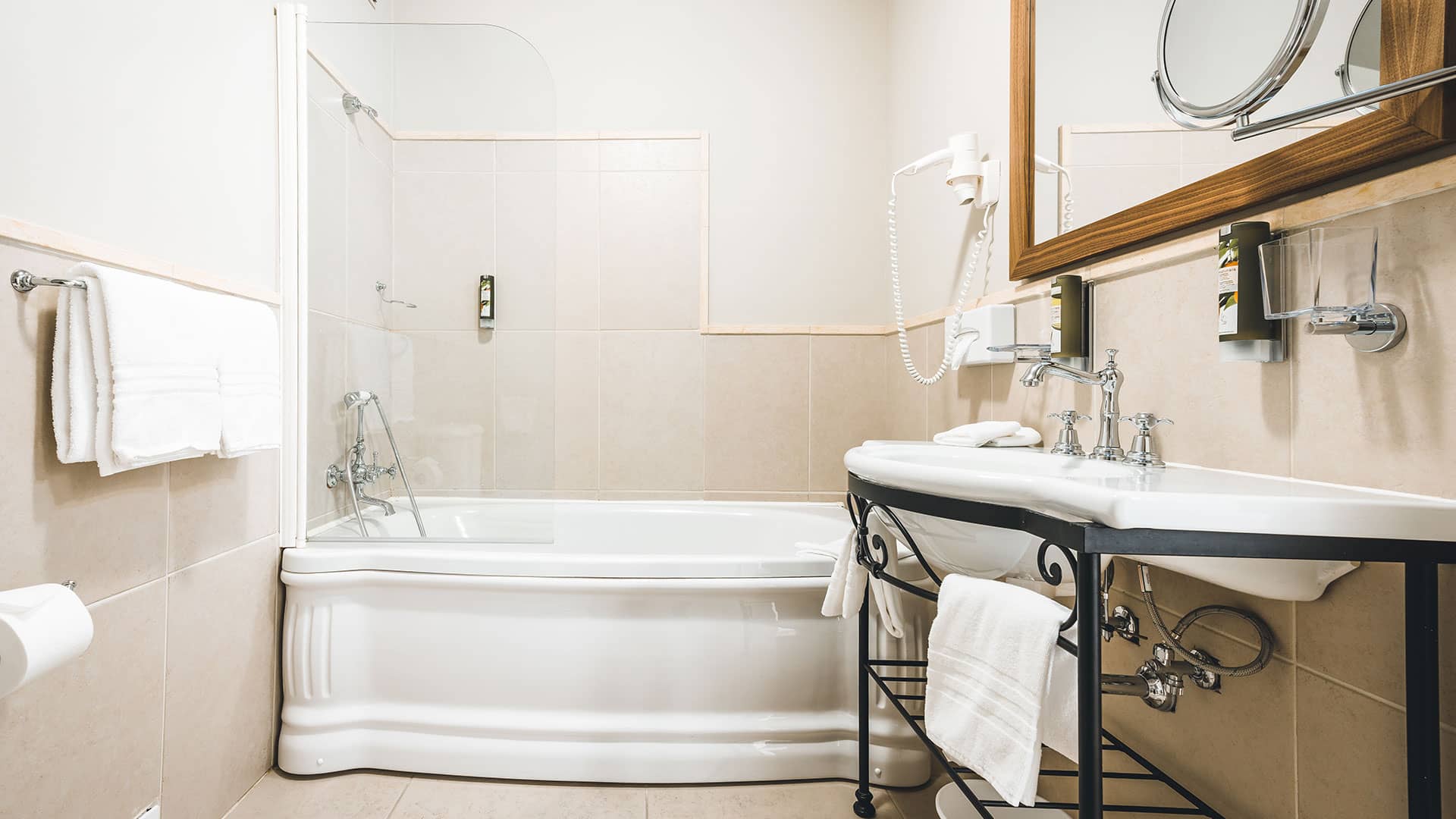 Ein zeitloses Schmuckstück in zwei Varianten: grosser Raum mit Bad oder ein Schlafzimmer mit Wohnraum und Dusche.