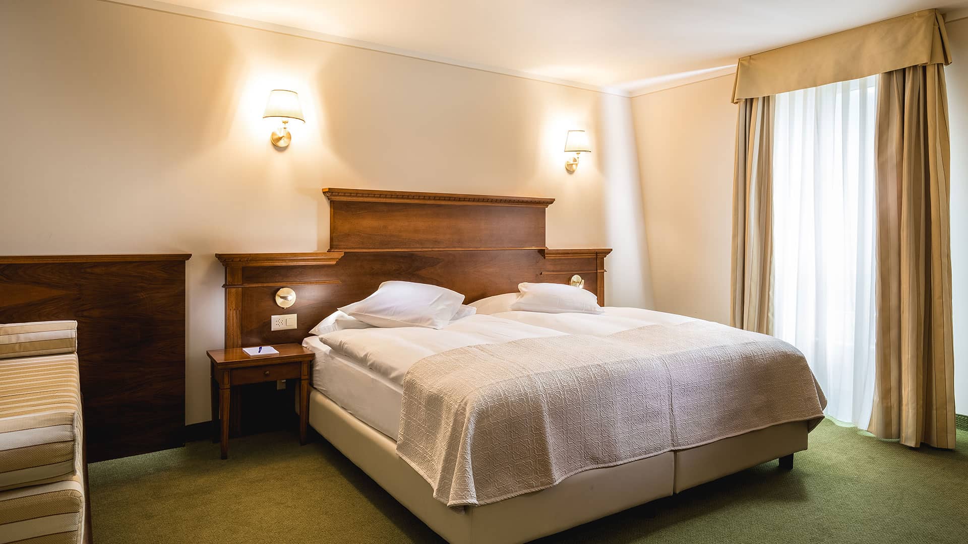 Historisches Erlebnis: Dieses geräumige Zimmer mit Wohnraum und Sofa erinnert an die Eleganz aus den Anfängen der Grand Hotellerie.