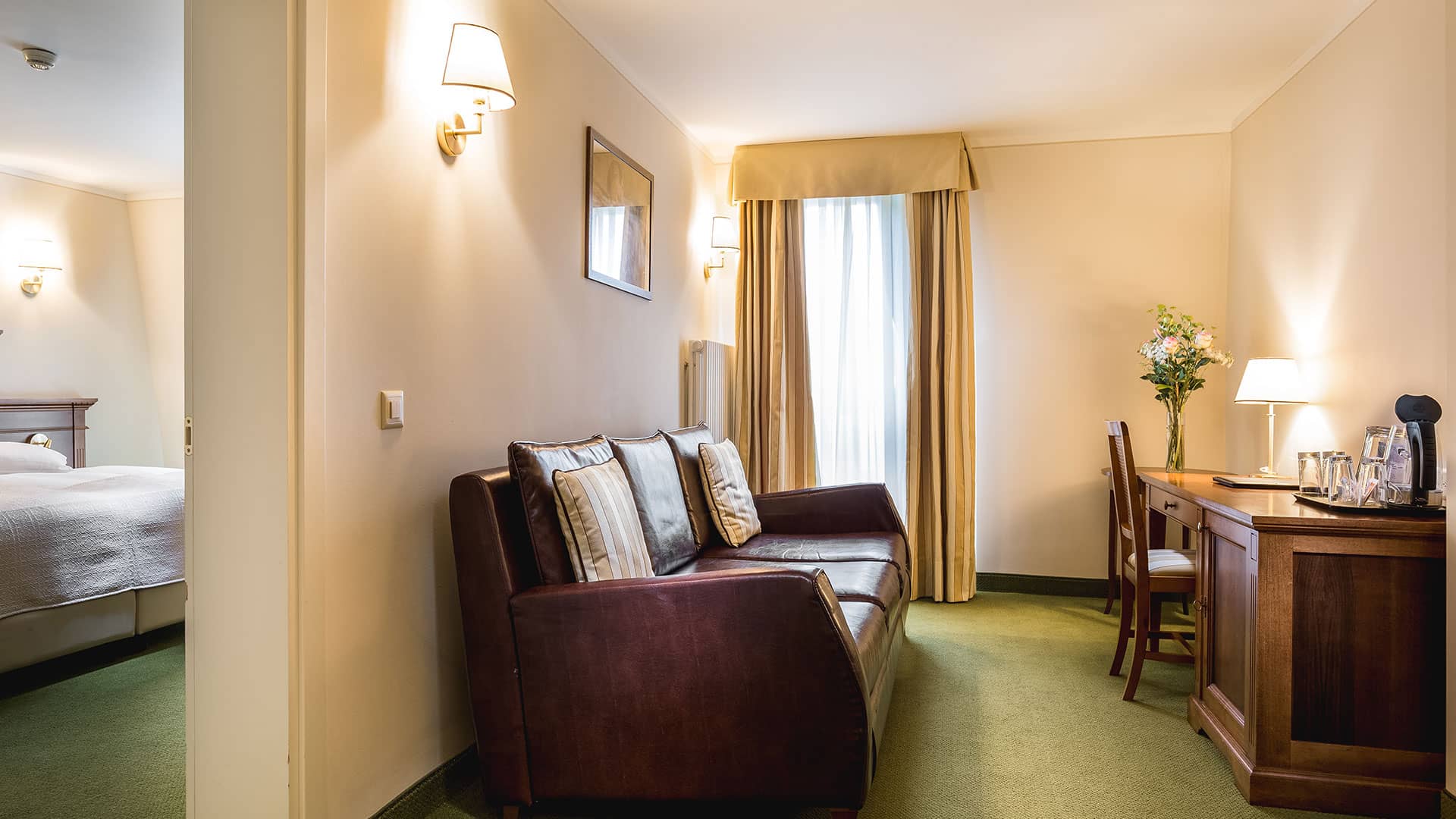 Historisches Erlebnis: Dieses geräumige Zimmer mit Wohnraum und Sofa erinnert an die Eleganz aus den Anfängen der Grand Hotellerie.