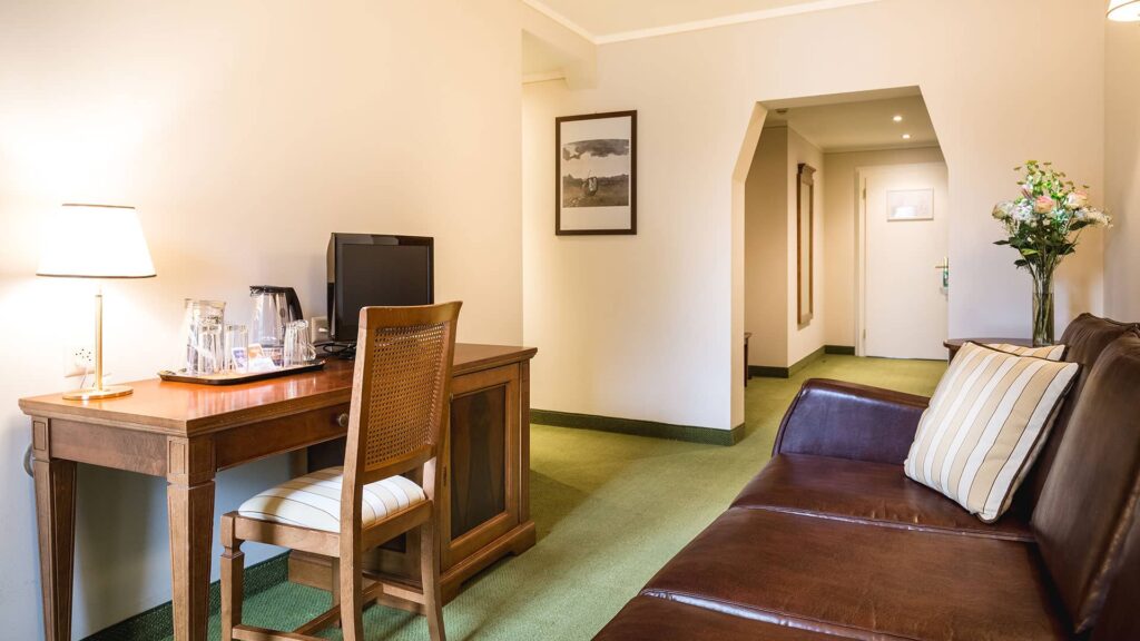 Historisches Erlebnis: Dieses geräumige Zimmer mit Wohnraum und Sofa erinnert an die Eleganz aus den Anfängen der Grand Hotellerie.