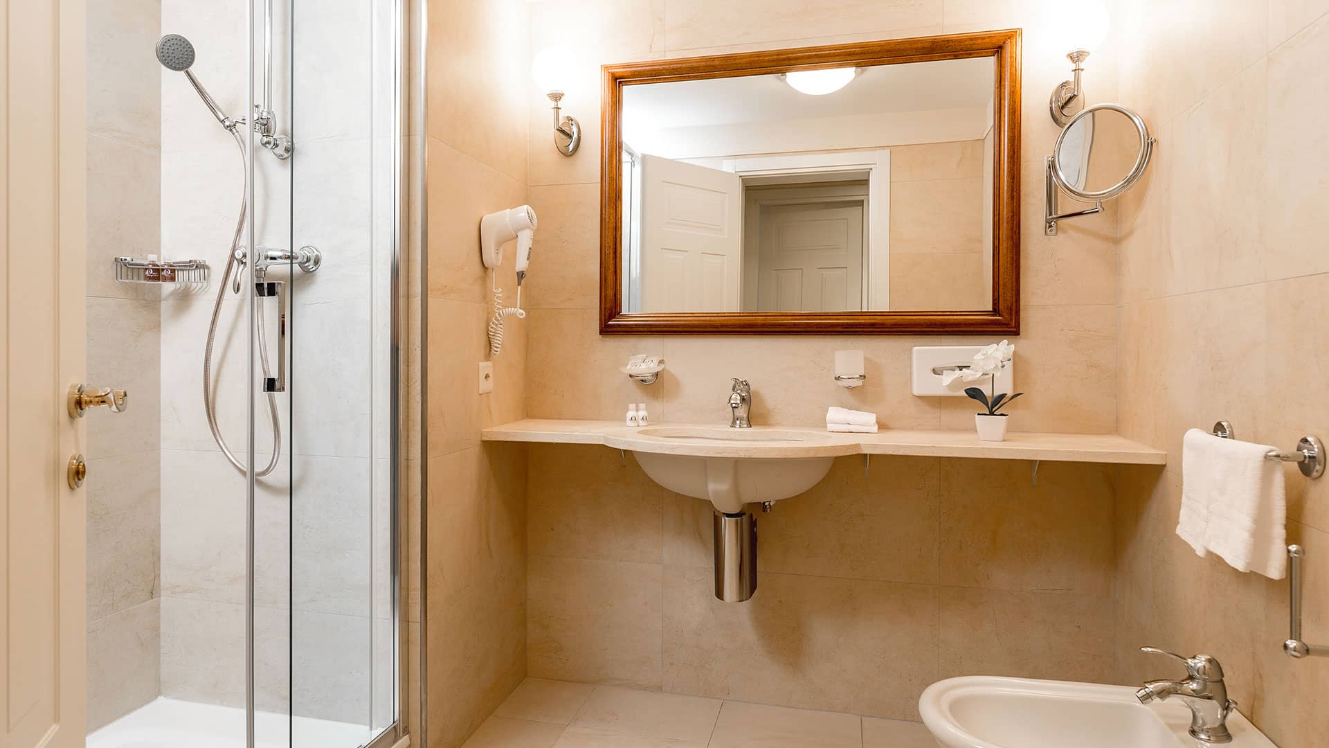 Historisches Erlebnis: Dieses geräumige Zimmer mit Wohnraum und Sofa erinnert an die Eleganz aus den Anfängen der Grand Hotellerie.