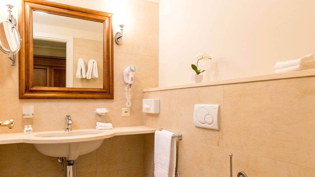 Historisches Erlebnis: Dieses geräumige Zimmer mit Wohnraum und Sofa erinnert an die Eleganz aus den Anfängen der Grand Hotellerie.