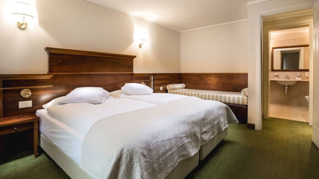 Historisches Erlebnis: Dieses geräumige Zimmer mit Wohnraum und Sofa erinnert an die Eleganz aus den Anfängen der Grand Hotellerie.