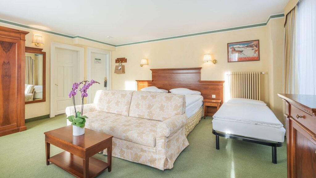 Der richtige Startpunkt für gemeinsame Abenteuer: Warmes Holz und grüne Akzente bringen die Bergwelt ins Zimmer.