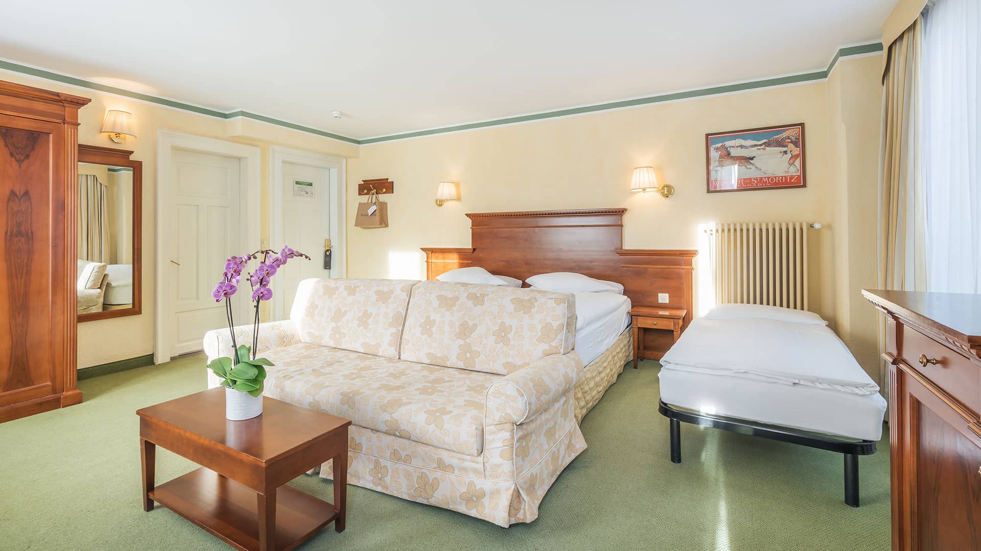 Der richtige Startpunkt für gemeinsame Abenteuer: Warmes Holz und grüne Akzente bringen die Bergwelt ins Zimmer.