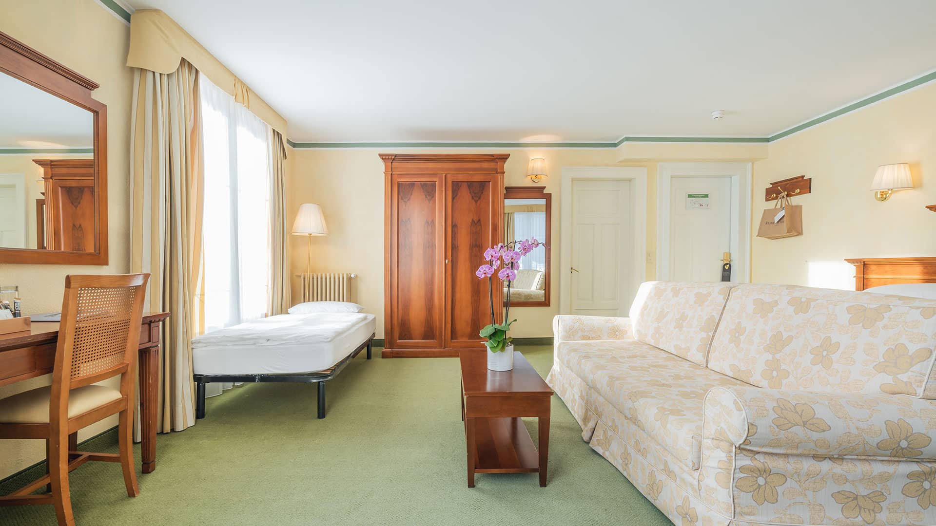 Der richtige Startpunkt für gemeinsame Abenteuer: Warmes Holz und grüne Akzente bringen die Bergwelt ins Zimmer.