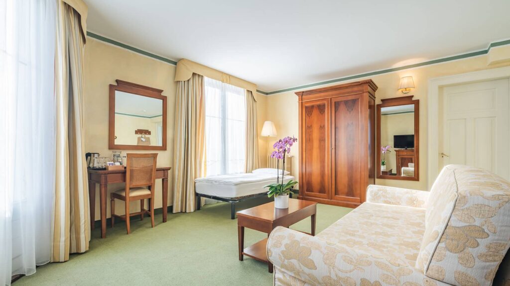 Der richtige Startpunkt für gemeinsame Abenteuer: Warmes Holz und grüne Akzente bringen die Bergwelt ins Zimmer.