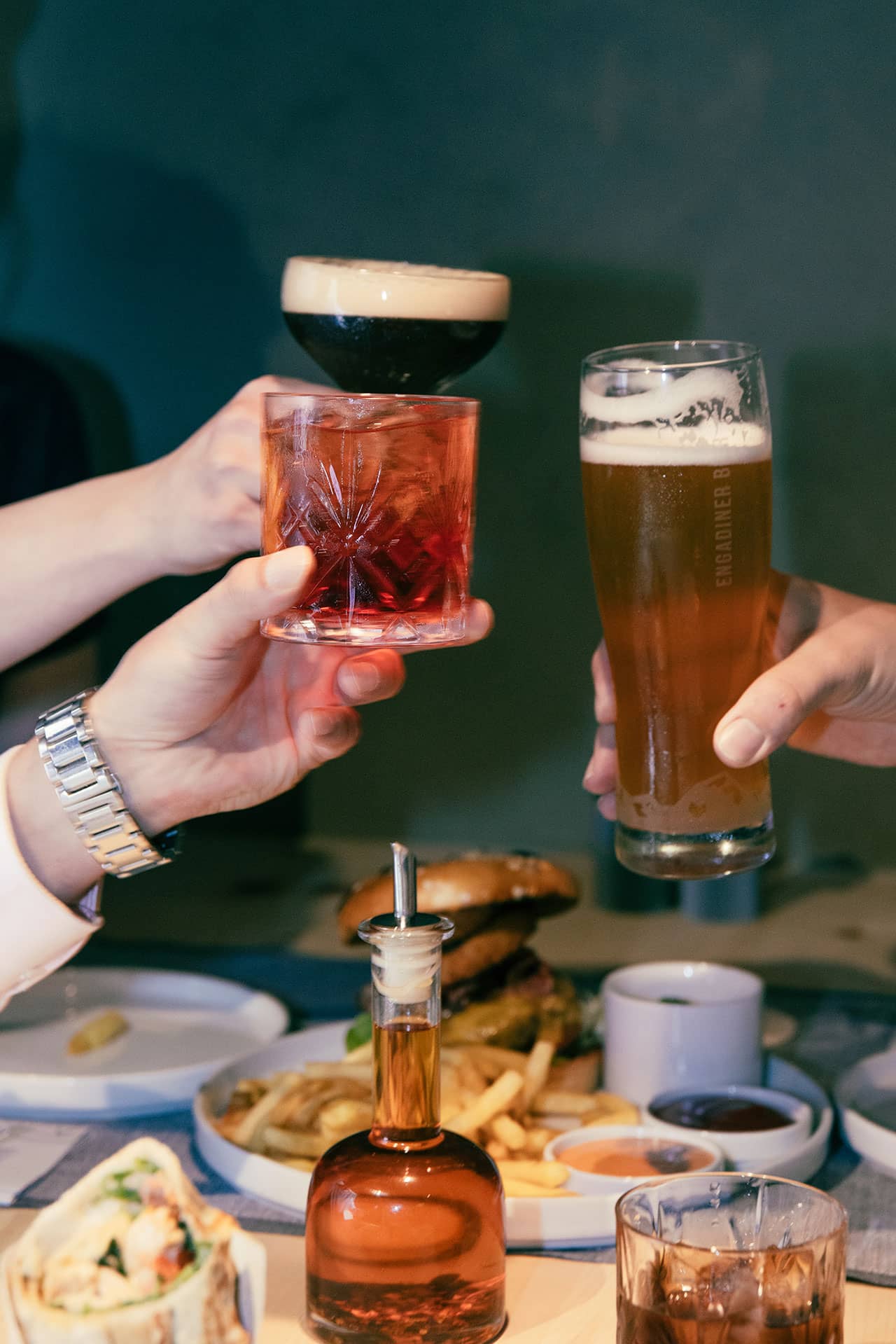 Drinks und Bier in lockerer Atmosphäre