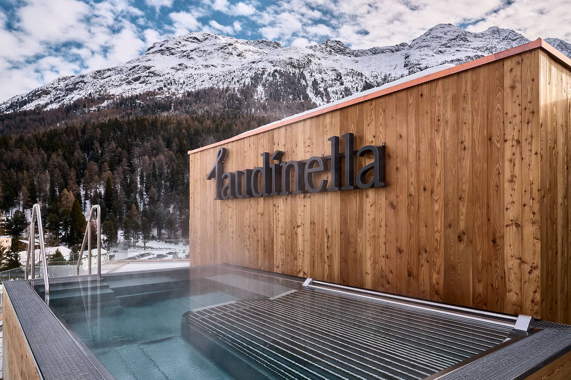 Unser neuer Whirlpool auf dem Dach des Hotels Laudinella bietet einen wunderbaren Blick auf St. Moritz.